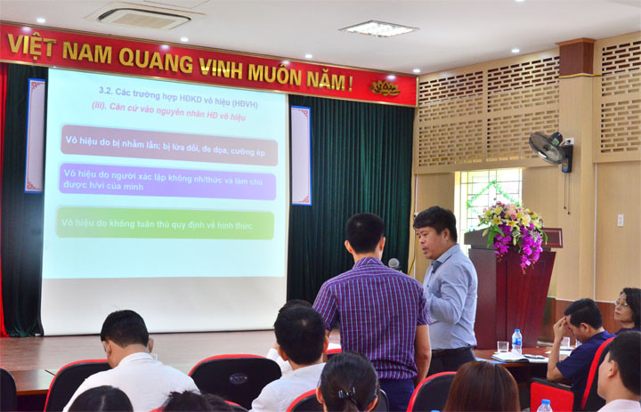 Giảng viên cùng học viên trao đổi, thảo luận